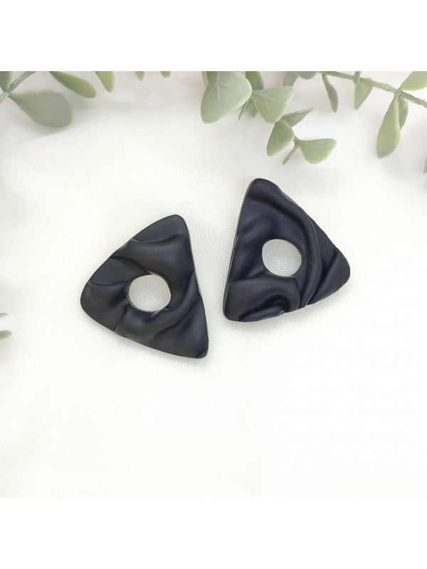 Καρφωτά σκουλαρίκια από πολυμερικό πηλό τρίγωνο με τρύπα τρισδιάστατο χρώμα μαύρο