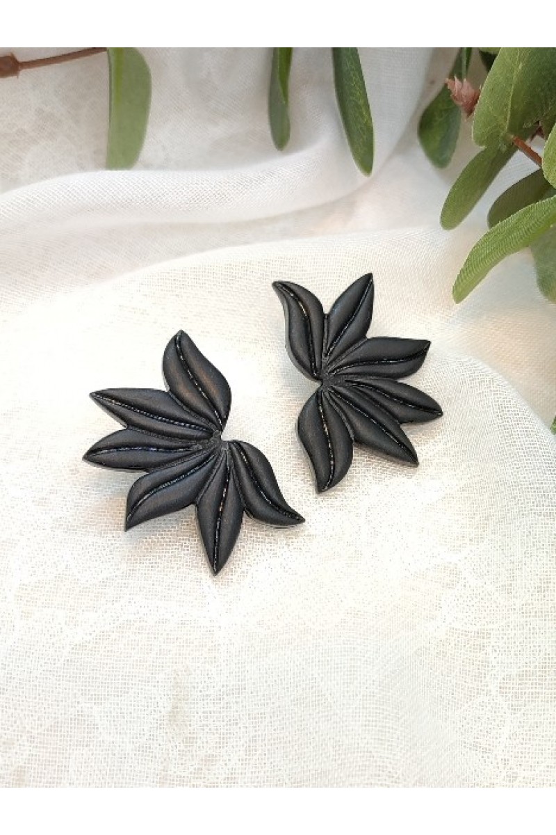 Καρφωτά σκουλαρίκια πολυμερικού πηλού μαύρο λουλούδι